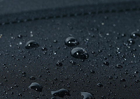 37 採用防潑水尼龍素材