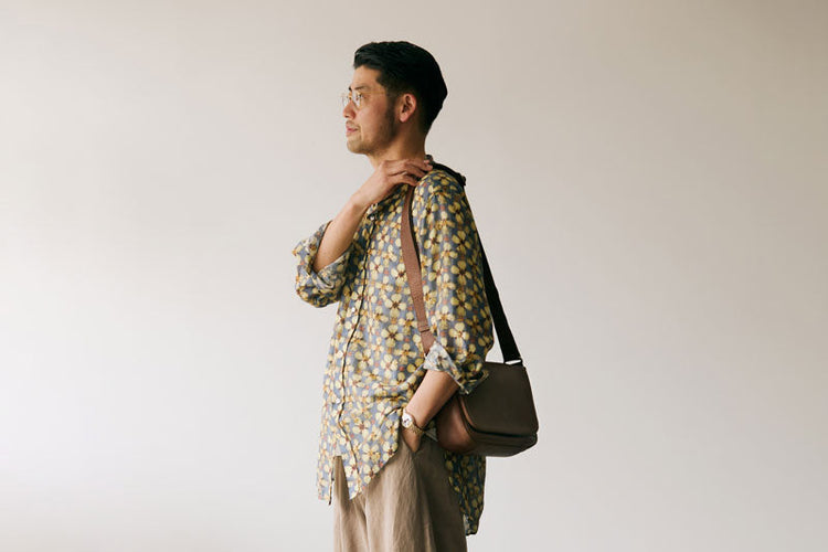 時尚專家宮本哲明：如何用輕巧斜背包展現成熟魅力