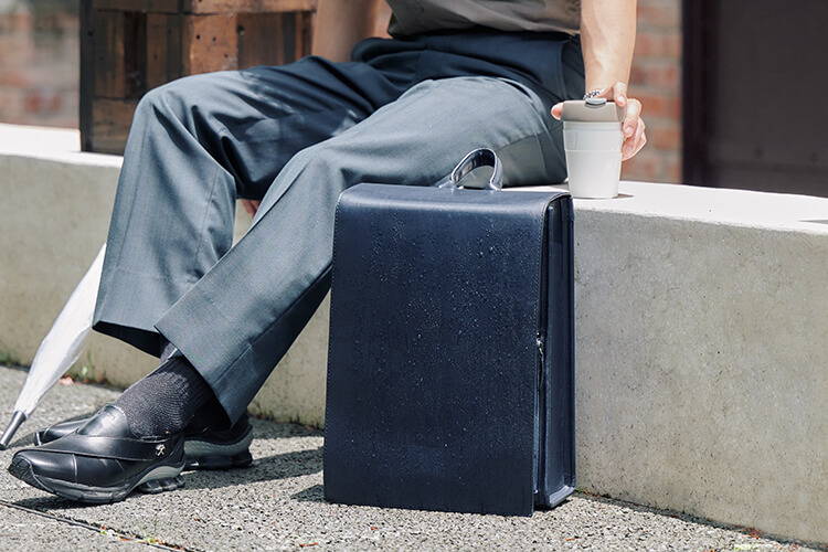 Rainy Days 走向雨日的從容：防水皮革包