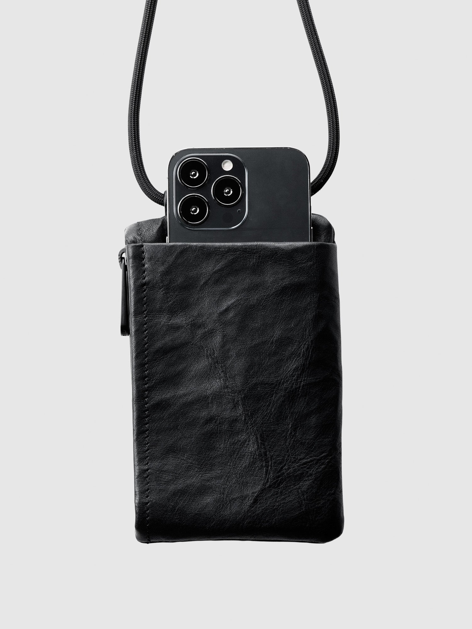 【ATTITU】LEATHER PHONE CROSSBODY 014 皮革手機包002（拉鍊） – 土屋鞄製造所- 中文官網-