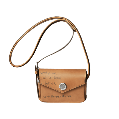 土屋鞄製造所 - 中文官網 - SHINYAKOZUKA 迷你信封斜背包 印花款（ISSUE#7）